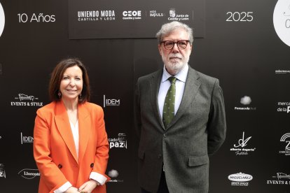 La directora general de Comercio y Consumo de la Junta, María Pettit, el presidente de la CEOE Castilla y León, Santiago Aparicio, asisten al desfile de Once diseñadores de Castilla y León abren la X edición de la pasarela de Atelier Couture, en el marco de la Semana de la Moda de Madrid