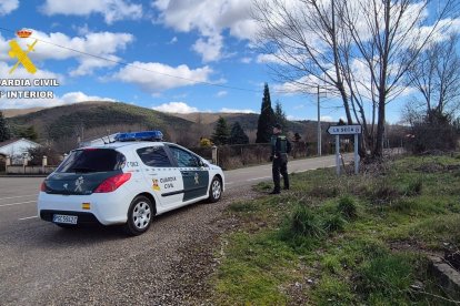 Un coche y agentes de la Guardia Civil en La Seca, donde tuvieron lugar los hechos