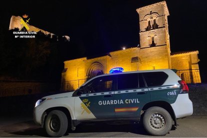 Un coche de la Guardia Civil en la ermita de Santa Cecilia de Aguilar de Campoo.