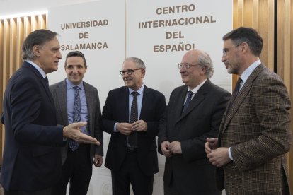 La Universidad de Salamanca presenta su Plan Estratégico a la sociedad civil. En la imagen (de I a D) el alcalde de Salamanca, Carlos García Carbayo; el rector, Juan Manuel Corchado; el delegado del rector, Antonio Muro; el presidente del Consejo Economico y Social, Enrique Cabero y el alcalde de Villamayor, Angel Luis Peralvo.