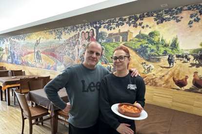 La cocinera Cristina Laredo y su marido Paulino Estébanez, en el comedor, delante del mural del Marín de la Red.