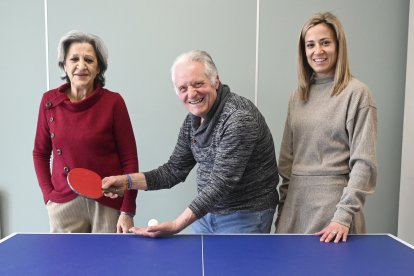 José Luis María, diagnosticado de párkinson, junto a su mujer y su hija