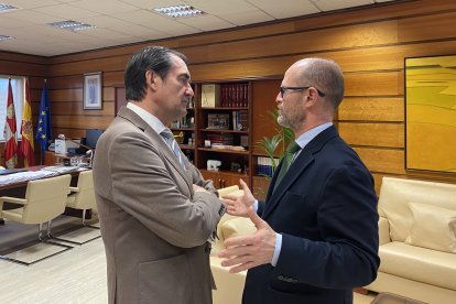 Iberdrola y la Consejería de Medio Ambiente impulsan un nuevo mirador en la presa de Almendra. En la foto, el consejero a la izquierda  y el responsable de la compañía a la derecha.