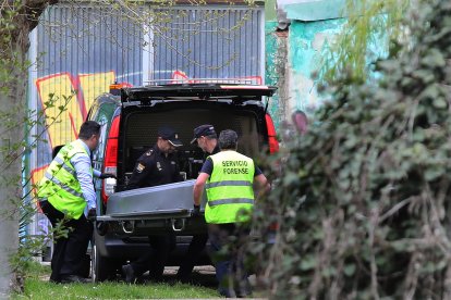 Levantamiento del cadáver del joven de 16 años que se ahogó este jueves mientras nadaba en el río Carrión, en Palencia