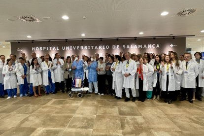 Profesionales sanitarios y pacientes en el Hospital de Salamanca.