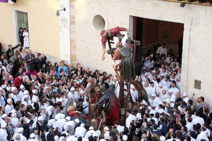 Salida del Santo Paso del Descendimiento de la Cruz, en Medina de Rioseco