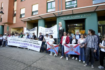 Concentración de la plataforma Oncobierzo bajo el lema #PorUnaSanidadDigna ante las dependencias de la Junta de Castilla y León en Ponferrada