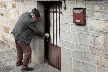 Un hombre accede a una vivienda en el municipio zamorano de Villadeciervos.