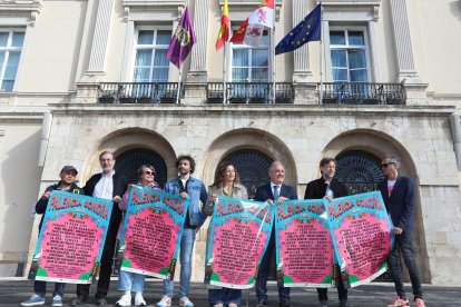 Presentación del programa de conciertos y actividades de la XXII edición del Festival Palencia Sonora, en la imagen, el concejal de Festejos, Francisco Fernández y la Diputada de Cultura, Carolina Fernández; junto a los organizaores
