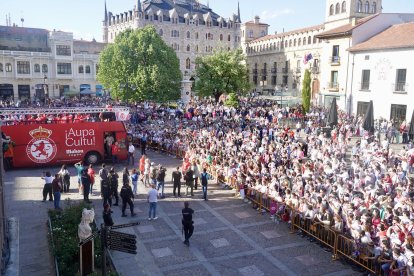 La celebración del ascenso a Segunda División de la Cultural y Deportiva Leonesa, junto al alcalde de León, José Antonio Diez