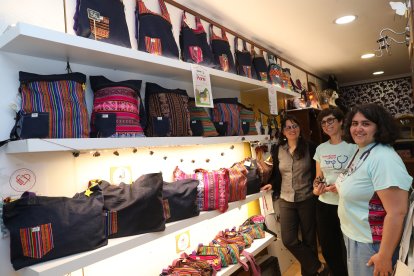 Las integrantes de Palentinas por Perú, Sandra Fernández, Vicki Alonso y Mónica Calderón, junto a bolsos elaborados en un taller de Paita, región de Piura de Perú y que se comercializan en la tienda Vida propia de Guardo (Palencia)