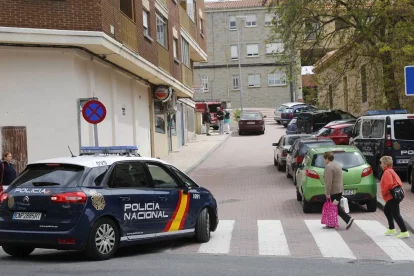 Patrulla de la Policía Nacional en el barrio de Pizarrales de la capital charra.
