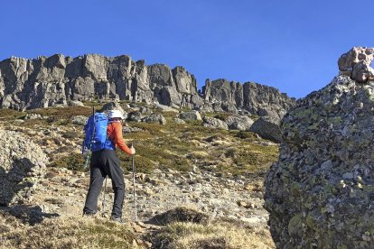 Un montañero en plena ascensión al Peña Labra