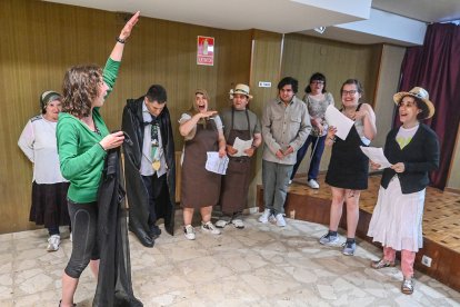 Ensayo de ‘El sombrero de tres picos’ por parte del grupo de teatro de Aspanias Burgos