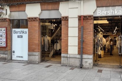 Bershka en la avenida Ordoño II en El Bierzo que cerrará el 19 de julio