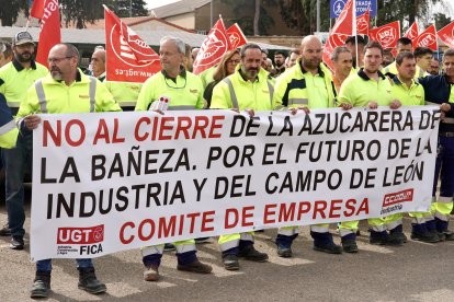 Los trabajadores afectados por el cierre de la planta de Azucarera de La Bañeza se concentran a las puertas de la fábrica