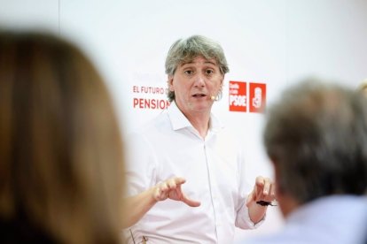 El secretario general del PSOE de Castilla y León, Carlos Martínez, en un acto en Aranda de Duero