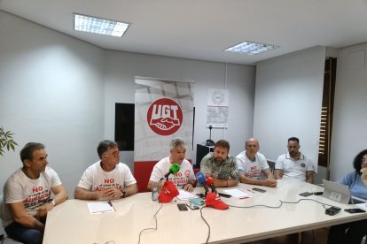 El presidente del comité de empresa de la Azucarera de La Bañeza, Benigno Pérez (centro) y el secretario general de UGT FICA León, René Rodríguez (a su derecha) durante su comparecencia en la sede de UGT de León.