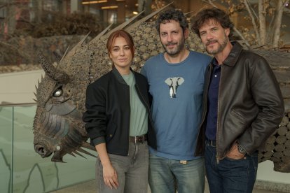 Blanca Suárez, Manuel Ríos Sanmartín y Daniel Grao durante el rodaje de ‘La Huella del Mal’ en Burgos.