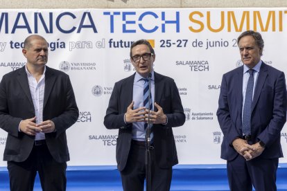 El rector de la Usal Juan Manual Corchado, el alcalde de la capital charra, Carlos García Carbayo; el viceconsejero de Economía y Competitividad de la Junta de Castilla y León, Carlos Martín Tobalina; y el CEO de Copernion, Juan Manuel Barrionuevo atienden a los medios antes de la inauguración de Salamanca Tech Summit.