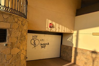 Pintadas en la casa de una concejala de un pueblo de Ávila