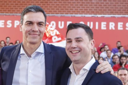 Pedro Sánchez y el secretario general del PSOE de León, Javier Alfonso Cendón, en una imagen de archivo.