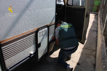 La Guardia Civil informa sobre varias infracciones cometidas por un conductor profesional mientras conducía un vehículo articulado