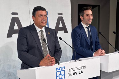 Carlos Garcia y Federico Bueno (D) durante la rueeda de prensa.