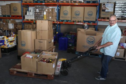 Un voluntario del Banco de Alimentos realiza tareas de trasporte de productos de donados