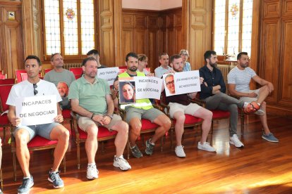 Policías locales de Palencia protestan durante el pleno de Ayuntamiento.