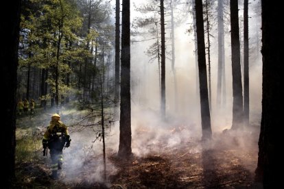 Alberto Di Lolli. 2352024, Beteta, Cuenca. PARA PRIMER PLANO sobre incendios forestales. Quema controlada a cargo de las BRIF para un estudio sobre la propagacion del fuego. Foto: Alberto Di Lolli