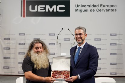 Raúl Pérez (izq.) recibe el marco del Curso de Verano ´La Trastienda del Vino´