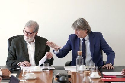 Santiago Aparicio y Carlos Martínez en la reunión celebrada este miércoles.
