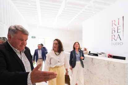 La consejera de Agricultura, Ganadería y Desarrola Rural, María González Corral, con los representantes de la DO