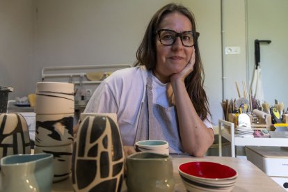 Marta Páramo, artista, diseñadora gráfica y ceramista, en su taller en Villamayor