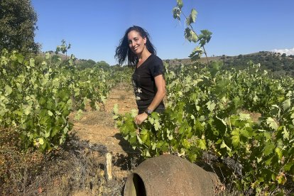 María Alfonso en la viña, junto a una de las tinajas donde fermentan sus mostos en Sanzoles