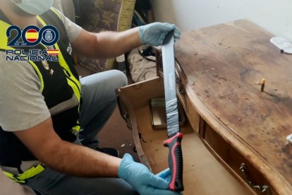 Machete incautado en la intervención policial.