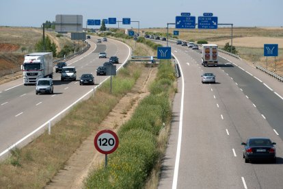 Tráfico en la A-6 a su paso por Benavente (Zamora)