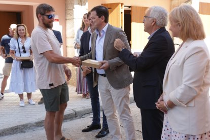 Mañueco, preside el acto de entrega de viviendas de promoción pública en Puebla de Sanabria (Zamora)