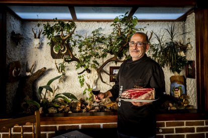Jesús Jimeno posa en el restaurante Cintora de El Royo, afamado desde hace más de medio siglo por su cocina de caza y la oferta de setas de temporada.