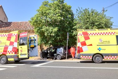 Labores de rescate en uno de los coches siniestrados en el accidente de Ojuel (Soria).