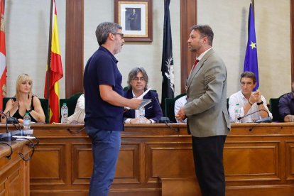 El socialista Antonio Cámara recupera el bastón de mando al prosperar la moción de censura que desbanca a Luis Francisco Martín