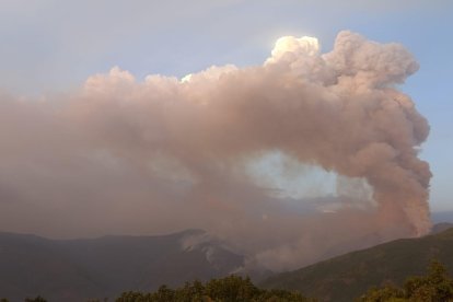 Foto del incendio de Yeres que ha afectado a Las Médulas.