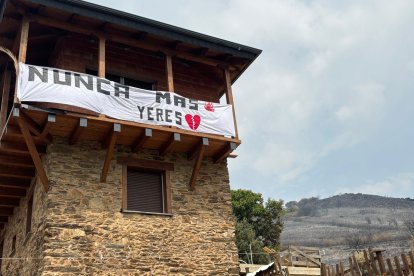 Pancarta contra los incendios puesta por una vecina de Yeres (León)