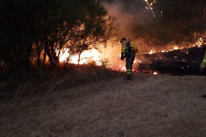 Miembros del servicio de Medio Ambiente de la Junta ejecutan cortafuegos en el incendio entre Zamora y Ourense