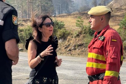 La ministra de Defensa, Margarita Robles, visita Ayoó de Vidriales (Zamora), donde intervino la UME en el incendio.