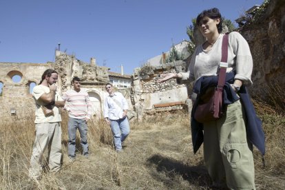 Helena Inglada y parte de su equipo durante los trabajos en el convento de San Francisco de Soria en el año 2008