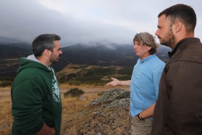 El secretario general del PSOE de Castilla y León, Carlos Martínez, se reúne con el alcalde de Cervera de Pisuerga, Jorge Ibáñez