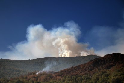 El incendio de Fasgar continúa por zonas forestales