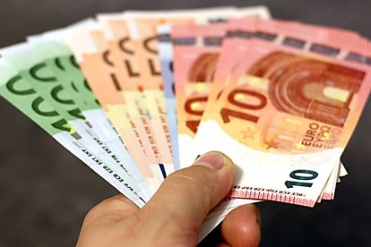 Un ciudadano sostiene billetes.